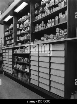 Pharmacie de l'intérieur, Armthorpe, près de Doncaster, dans le Yorkshire du Sud, 1961. Artiste : Michael Walters Banque D'Images