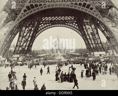 Sous la Tour Eiffel, Paris, 1889. Artiste : Inconnu Banque D'Images