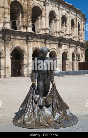 Le torero Nimeno statue à l'extérieur de l'arène romaine de Nîmes, France. Banque D'Images