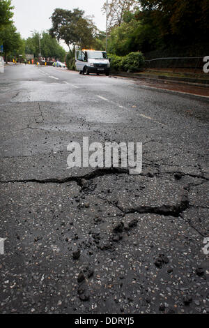 Londres, Royaume-Uni. 6 septembre 2013. Semaines après la désastreuse inondation dans les environs de Herne Hill, Denmark Hill a été fermée dans les deux directions en raison d'une autre rafale principal de l'eau dans plusieurs endroits de la road (A215) entre les jonctions de Champion Hill et Champion Park dans le sud de Londres. L'eau a été vu courir vers Kings College Hospital, à 200 mètres de la pente et le Danemark Hill est un axe majeur pour l'hôpital A +E. Copyright Richard Baker - Alamy Live News. Banque D'Images