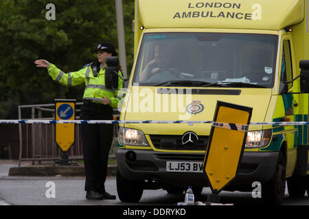 Londres, Royaume-Uni. 6 septembre 2013. Semaines après la désastreuse inondation dans les environs de Herne Hill, Denmark Hill a été fermée dans les deux directions en raison d'une autre rafale principal de l'eau dans plusieurs endroits de la road (A215) entre les jonctions de Champion Hill et Champion Park dans le sud de Londres. L'eau a été vu courir vers Kings College Hospital, à 200 mètres de la pente et le Danemark Hill est un axe majeur pour l'hôpital A +E. Copyright Richard Baker - Alamy Live News. Banque D'Images