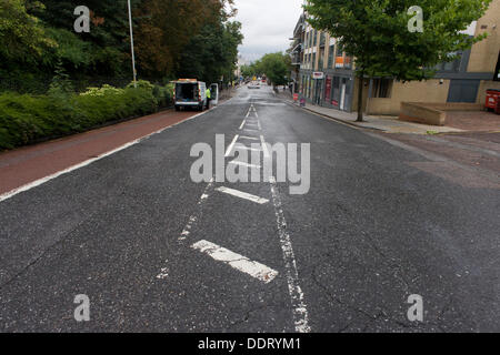 Londres, Royaume-Uni. 6 septembre 2013. Semaines après la désastreuse inondation dans les environs de Herne Hill, Denmark Hill a été fermée dans les deux directions en raison d'une autre rafale principal de l'eau dans plusieurs endroits de la road (A215) entre les jonctions de Champion Hill et Champion Park dans le sud de Londres. L'eau a été vu courir vers Kings College Hospital, à 200 mètres de la pente et le Danemark Hill est un axe majeur pour l'hôpital A +E. Copyright Richard Baker - Alamy Live News. Banque D'Images