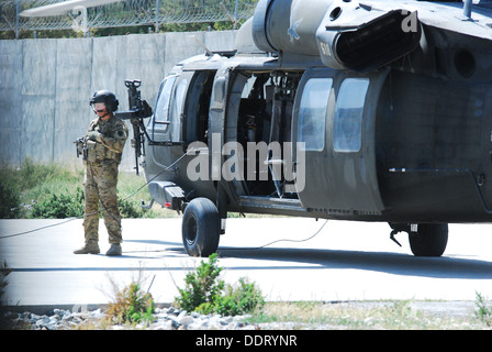 Le Sgt. Jay le hareng, un UH-60 Black Hawk chef d'équipage affecté à une compagnie, 2e Bataillon (soutien général), 104e Régiment d'aviation de la Garde nationale (Pennsylvanie), Groupe de travail Phoenix, attend d'accueillir un passager à bord son hélicoptère le 4 septembre dans Ka Banque D'Images