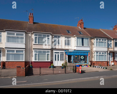 Un seul atelier, dans une rangée de maisons résidentielles de vendre des seaux et des pelles et des fournitures en bord de mer à Hornsea East Yorkshire Banque D'Images