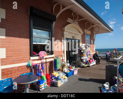 Une ancienne station refuge maintenant une boutique vendant des seaux et des pelles et des fournitures sur le front de mer dans l'East Yorkshire Hornsea Banque D'Images