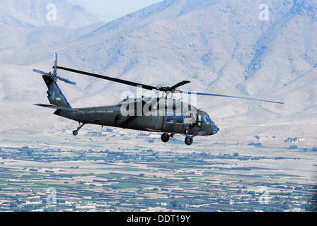 Un UH-60L Black Hawk pour équipage 1er lieutenant Chuck Nadd, l'Adjudant-chef 4 Darren Dreher, le s.. Bruce Kleckner, Banque D'Images