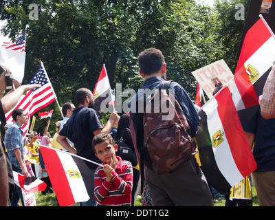 Jeune garçon vagues un drapeau égyptien des Frères musulmans lors d'un meeting de protestation à Lafayette Park, Washington, D.C., le 31 août 2013 Banque D'Images