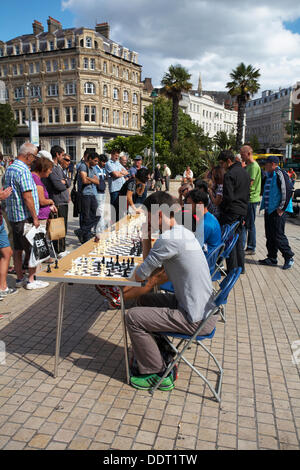 Bournemouth, Dorset Royaume-Uni 6 septembre 2013. Exposition d'échecs simultanée de charité à Bournemouth Town Square avec Meri Grigoryan, une femme Maître de la FIDE membre du West London Chess Club et entraîneur accrédité ECF. Meri joue jusqu'à 10 joueurs à la fois, collectant des fonds pour CANCER Research UK crédit : Carolyn Jenkins/Alamy Live News Banque D'Images