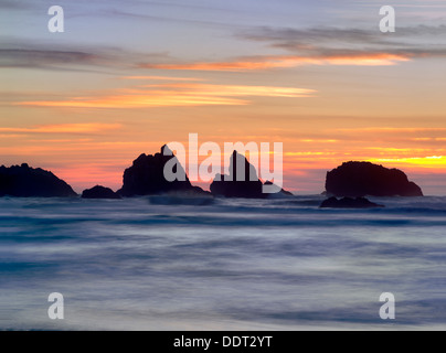 Coucher du soleil et les roches. Bandon, Oregon Banque D'Images