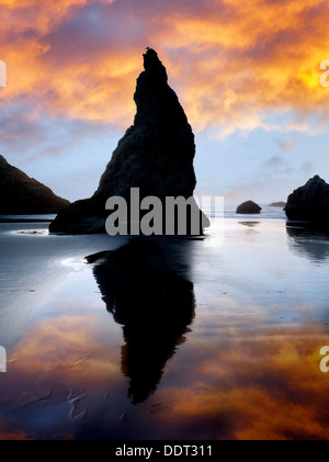 Des pierres à Bandon d'une réflexion au coucher du soleil. Oregon Banque D'Images