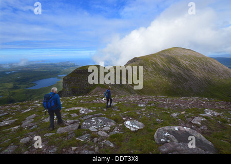 Deux hommes les marcheurs se dirigeant vers le sommet de la voile une Gorm (Corbett) sur la montagne Quinag écossais Banque D'Images