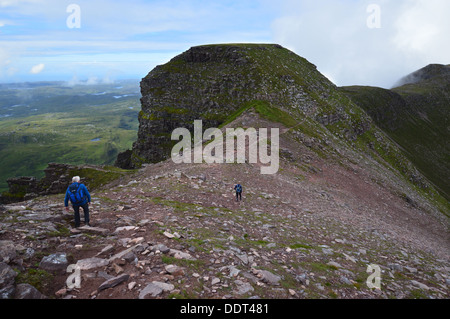 Deux hommes les marcheurs se dirigeant vers le sommet de la voile une Gorm (Corbett) sur la montagne Quinag écossais Banque D'Images