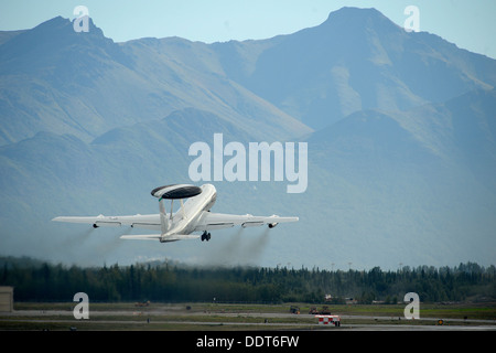 Un E-3 Sentry Airborne Warning and Control System hors de Joint Base Elmendorf-Richardson prend son envol dans le cadre de l'exercice Vi Banque D'Images