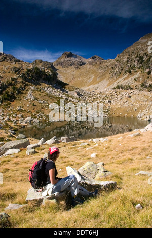 Femme randonneur à proximité d'un lac de montagne. Banque D'Images