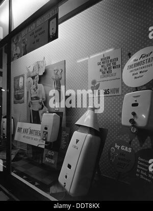 Chauffe-eau gaz afficher, Midlands de l'est Conseil Gaz showroom, Rotherham, South Yorkshire, 1961. Artiste : Michael Walters Banque D'Images