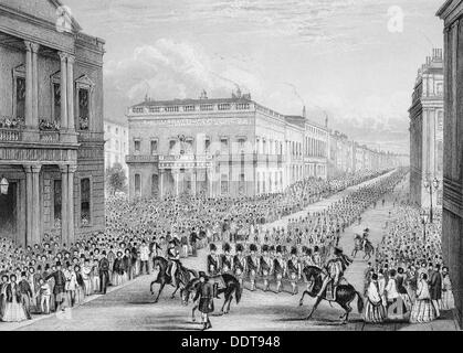 Wellington's procession funéraire passant le Conseiller principal des Service Club, Pall Mall, Londres, 1852. Artiste : Thomas Hosmer Shepherd Banque D'Images