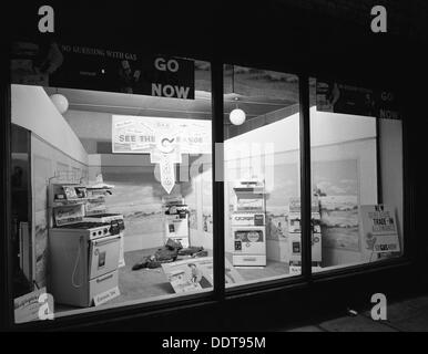 East Midlands Conseil Gaz cooker, affichage vitrine Dronfield, Derbyshire, 1961. Artiste : Michael Walters Banque D'Images