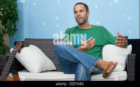 Munich, Allemagne. Le 06 août, 2013. Musicien américain Jack Johnson donne une interview à Munich, Allemagne, 06 septembre 2013. Photo : INGA KJER/dpa/Alamy Live News Banque D'Images