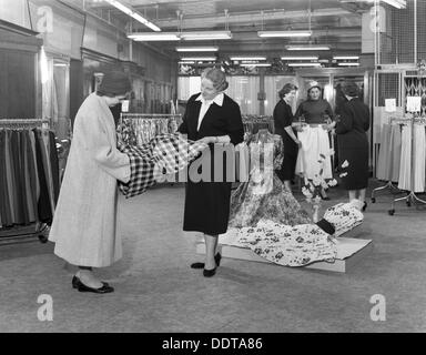 Vêtements pour dames, ministère Barnsley Co-op, dans le Yorkshire du Sud, 1957. Artiste : Michael Walters Banque D'Images