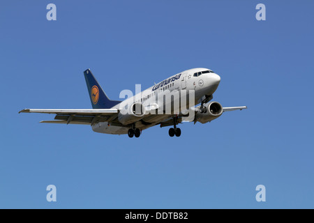 Lufthansa Boeing 737-500 pouvant accueillir en approche finale à l'aéroport de Copenhague, CPH, Kastrup Banque D'Images