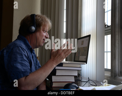 Professeur de psychologie d'Yale Paul Bloom enseigne à une classe de l'article en ligne à partir de son bureau. Yale est de faire un gros push en ligne. Banque D'Images