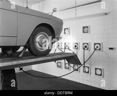 Une lubrification traditionnelle bay et mécanicien dans un garage, Sheffield, South Yorkshire, 1965. Artiste : Michael Walters Banque D'Images