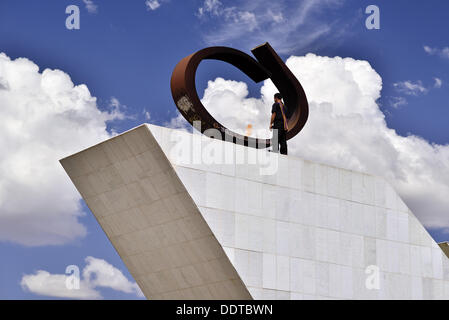 Brésil, Brasilia, l'architecture, flamme éternelle, Voyage, tourisme, capitale brésilienne, Oscar Niemeyer, architecte, nuage, dans les nuages, l'homme dans les nuages, Tancredo Neves Memorial, personne à la recherche de flammes, visites, brésil 2014, coupe du monde, la mémoire, Banque D'Images