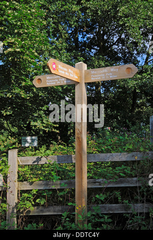 La direction et la distance, enseigne sur l'établissement Marriott's Way à chemin Lenwade, Norfolk, Angleterre, Royaume-Uni. Banque D'Images