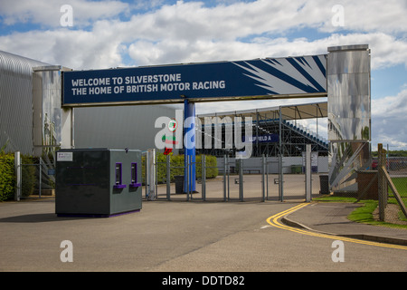 À l'entrée dans le circuit de course de Silverstone Towcester, Angleterre. Banque D'Images