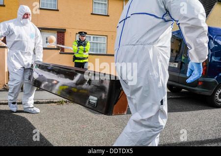 Bailieborough, comté de Cavan, République d'Irlande, 6 septembre 2013 - Deux officiers de police scientifique transporter un cercueil de l'accueil de 54 ans, Patricia Kierans où son corps a été découvert à l'attente corbillard. Elle a été "violemment assassiné' Crédit : Stephen Barnes/Alamy Live News Banque D'Images