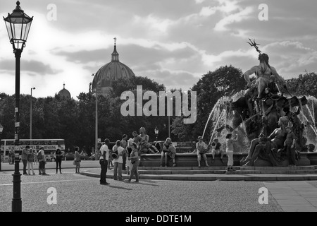 Fontaine de Neptune, à Berlin Banque D'Images