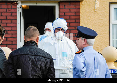 Bailieborough, comté de Cavan, République d'Irlande, 6 septembre 2013 - Un officier judiciaire informe le premier agent d'enquête à l'extérieur de la maison d'une victime de meurtre Crédit : Stephen Barnes/Alamy Live News Banque D'Images