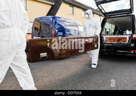 Bailieborough, comté de Cavan, République d'Irlande, 6 septembre 2013 - Deux officiers de police scientifique recueillir un cercueil d'apporter à la maison de 54 ans, Patricia Kierans où son corps a été découvert. Elle a été "violemment assassiné' Crédit : Stephen Barnes/Alamy Live News Banque D'Images