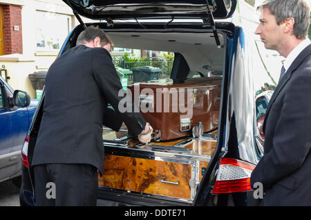 Bailieborough, comté de Cavan, République d'Irlande, 6 septembre 2013 - Un directeur de funérailles garantit un cercueil dans un corbillard à l'extérieur de la maison de 54 ans, Patricia Kierans où son corps a été découvert à l'attente corbillard. Elle a été "violemment assassiné' Crédit : Stephen Barnes/Alamy Live News Banque D'Images