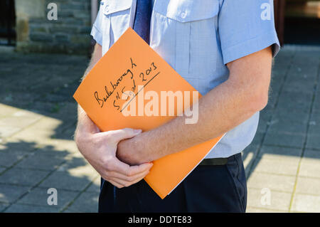 Bailieborough, comté de Cavan, République d'Irlande, 6 septembre 2013 - L'enquête sur l'agent senior garda détient un fichier disant 'Bailieborough 5e Sept 2013' comme il donne un point de presse concernant le meurtre de 54 ans, Patricia Kierans Crédit : Stephen Barnes/Alamy Live News Banque D'Images