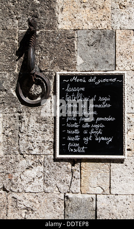 La toscane, italie. Un menu touristique exposés sur un tableau situé à l'extérieur d'un restaurant Banque D'Images