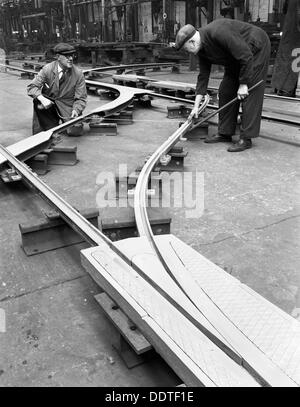 L'assemblage dans une usine ICI trackwork, Sheffield, South Yorkshire, 1963. Artiste : Michael Walters Banque D'Images