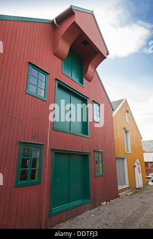 Rue avec maisons en bois rouge et jaune en Norvège Banque D'Images