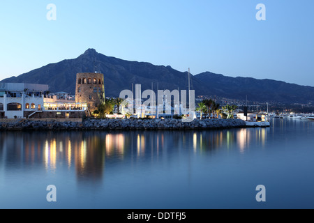 Puerto Banus au crépuscule, marina de Marbella, Espagne Banque D'Images