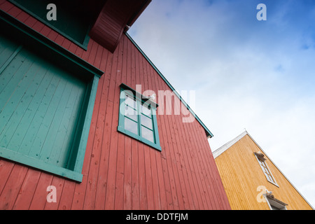 Fragment de maisons en bois rouge et jaune en Norvège Banque D'Images