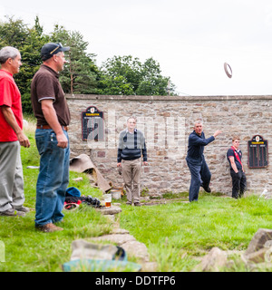 Les équipes de pub jouant le jeu traditionnel de Quoits dans le village de faible Ligne de Swaledale , North Yorkshire, Angleterre, Grande-Bretagne, Royaume-Uni Banque D'Images