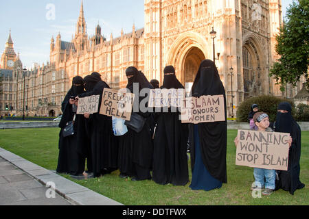 Londres, Royaume-Uni. Le 06 août, 2013. Les femmes musulmanes à l'extérieur du Parlement portant des burqas contre protester contre les tentatives d'interdire le vêtement. Les députés de communes débattent actuellement de Philip Hollobone de loi qui rendrait illégal de porter le vêtement. Credit : Pete Maclaine/Alamy Live News Banque D'Images