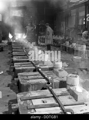 Verser de petites pièces coulées, Edgar Allen Steel Co, Sheffield, South Yorkshire, 1963. Artiste : Michael Walters Banque D'Images