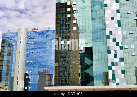 Brésil, Brasilia : tours de verre moderne des centres financiers Banque D'Images
