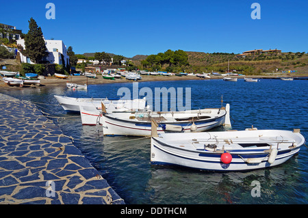 Les bateaux de pêche traditionnels dans le village méditerranéen de Cadaques, Costa Brava, Espagne Banque D'Images
