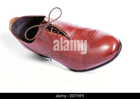 L'homme élégant avec des lacets de chaussures en daim et peau sur un fond blanc. Des ombres de la brown Banque D'Images