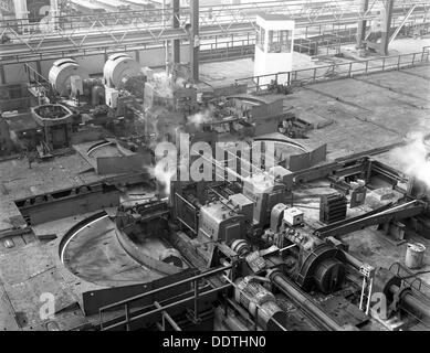 Aperçu de la barre de la fonderie Brightside, Sheffield, South Yorkshire, 1964. Artiste : Michael Walters Banque D'Images