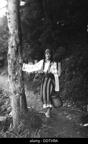 Jeune femme sur un chemin forestier, la vallée de Bistrita, au nord-est de la Moldavie, Roumanie, c1920-c1945. Artiste : Adolph Chevalier Banque D'Images