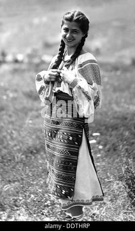 Jeune femme en costume traditionnel, la vallée de Bistrita, au nord-est de la Moldavie, Roumanie, c1920-c1945. Artiste : Adolph Chevalier Banque D'Images