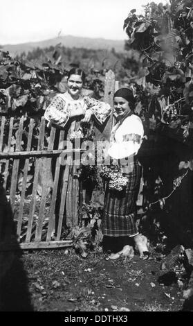 Deux jeunes femmes, la vallée de Bistrita, au nord-est de la Moldavie, Roumanie, c1920-c1945. Artiste : Adolph Chevalier Banque D'Images